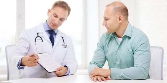 врач назначает препараты от простатита